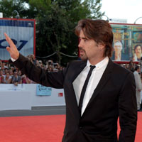 Actor Colin Farrell waving to the crowd before the premiere of Cassandra's Dream 