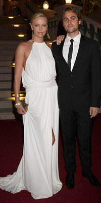 Actress Charlize Theron and Stuart Townsend  Photograph by: Getty Images/Atlantis, The Palm